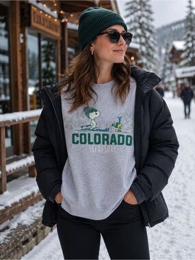 Peanuts Colorado Ski Resort Crewneck - Gray with Green Print unisex size large